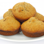 muffin met gewelde gedroogde dadels en abrikozen